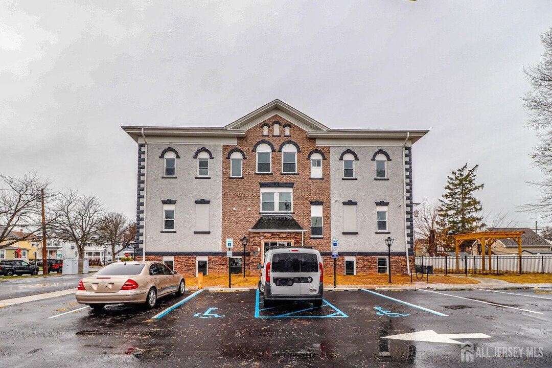 33 Second St in Raritan, NJ - Building Photo