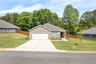 1153 Douglas St in Opelika, AL - Building Photo