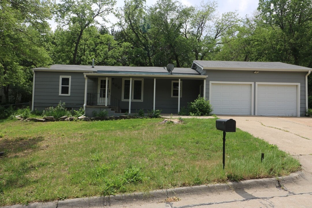 400 Summit Ave in Manhattan, KS - Building Photo