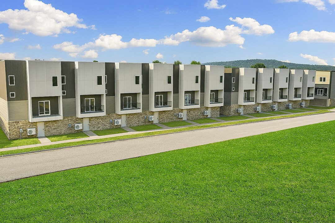 2004 S Razorback Rd in Fayetteville, AR - Building Photo