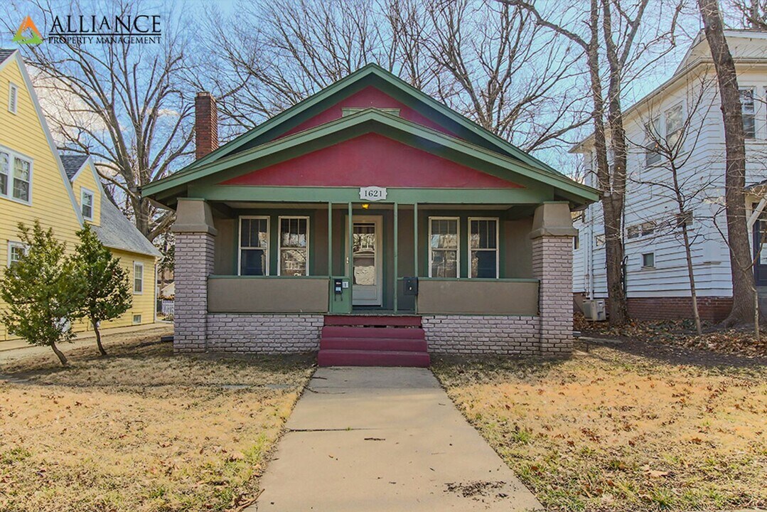 1621 Leavenworth St in Manhattan, KS - Building Photo