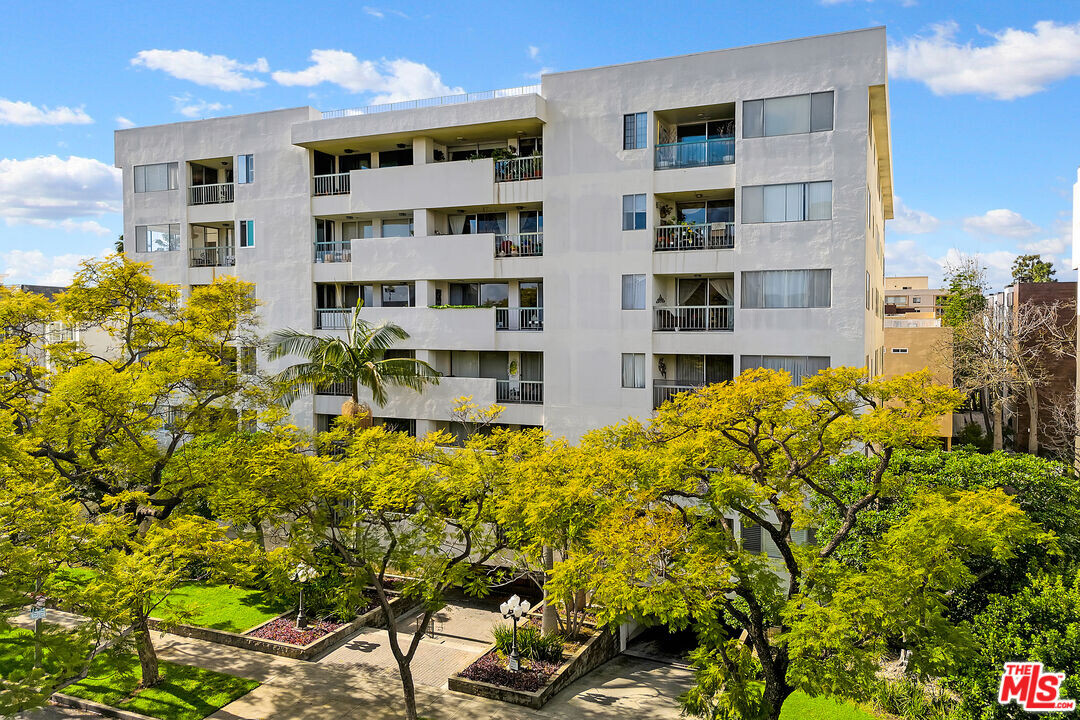 321 N Oakhurst Dr in Beverly Hills, CA - Building Photo