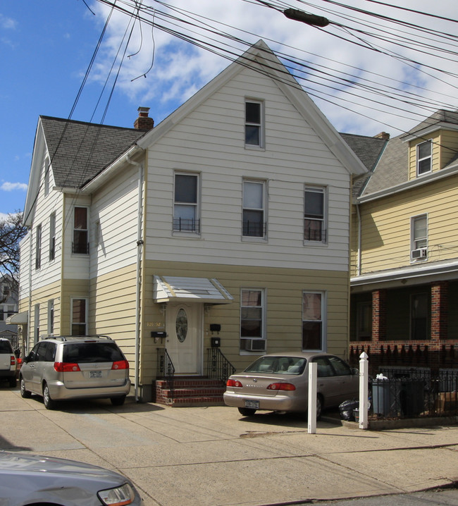 10152 98th St in Ozone Park, NY - Foto de edificio - Building Photo