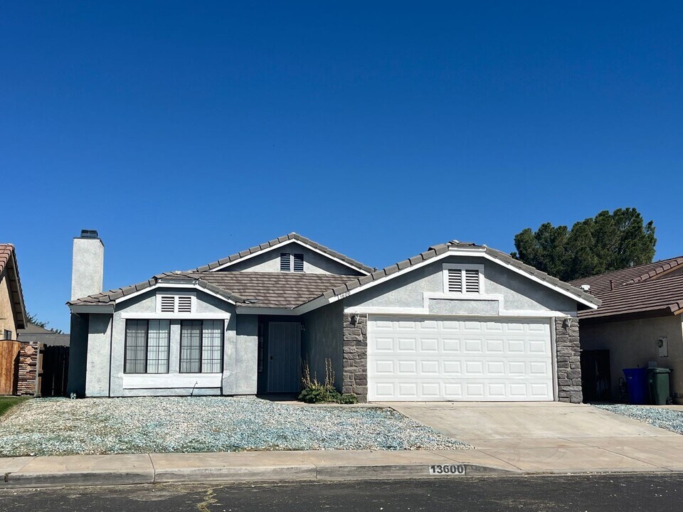 13600 Limestone Cir in Victorville, CA - Foto de edificio