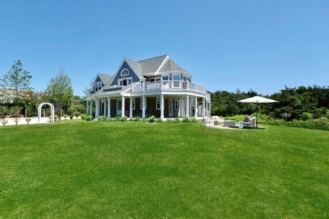 63 Monomoy Rd in Nantucket, MA - Building Photo