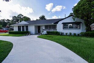 5666 Overbrook Ln in Houston, TX - Building Photo