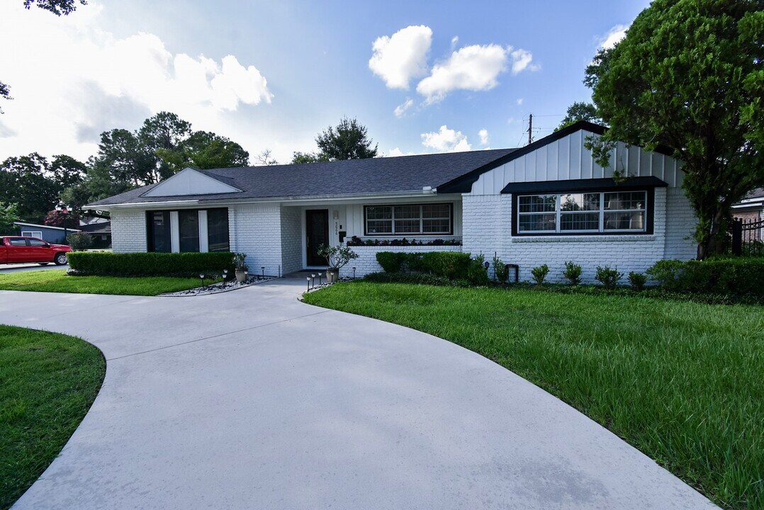5666 Overbrook Ln in Houston, TX - Building Photo