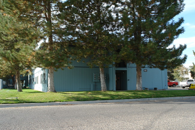 Idylwood Manor in Ontario, OR - Building Photo - Building Photo