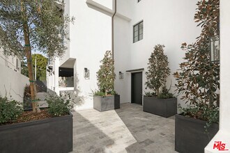 7914 Norton Ave-Unit -203 in West Hollywood, CA - Foto de edificio - Building Photo
