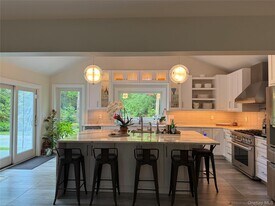 11 Post Crossing in East Quogue, NY - Building Photo