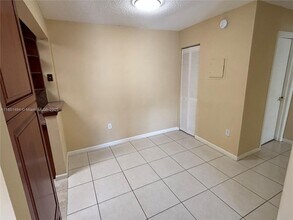 10810 N Kendall Dr in Miami, FL - Building Photo - Building Photo