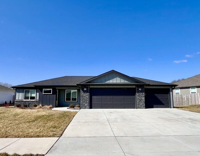 4912 Plumthicket Dr in Manhattan, KS - Building Photo - Building Photo