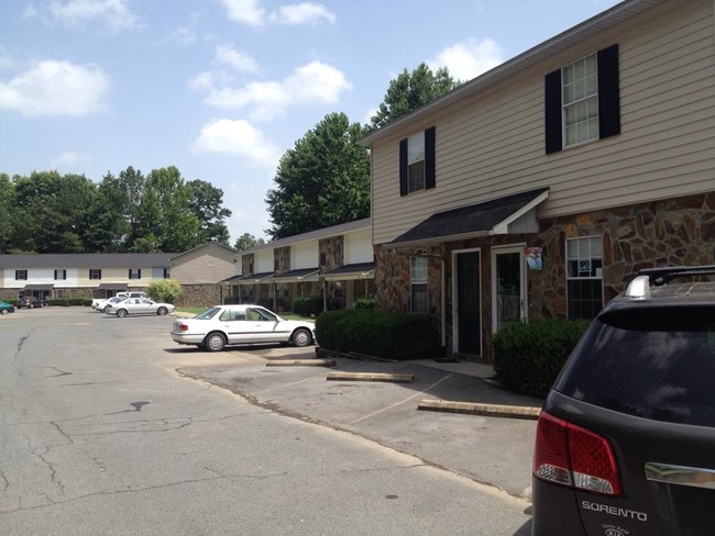 Meadowbrook Apartments in Calhoun, GA - Building Photo - Building Photo