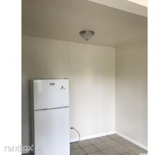 8223 S Exchange Ave in Chicago, IL - Building Photo - Building Photo