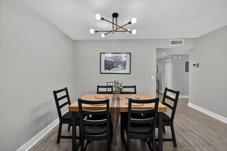 412 Lakeview Dr in Weston, FL - Building Photo - Building Photo