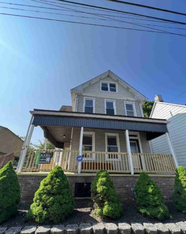 property at 820 W Lincoln St