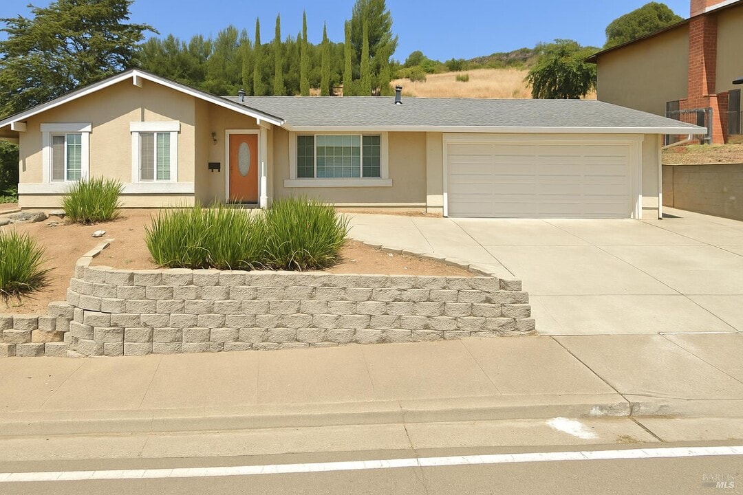 105 White Chapel Dr in Benicia, CA - Building Photo