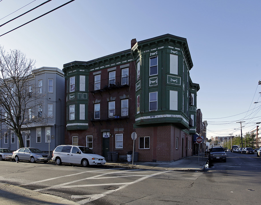 100 4th St in Chelsea, MA - Foto de edificio