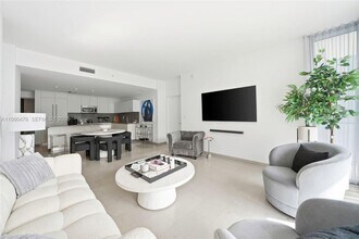 88 SW 7th St, Unit 1010 in Miami, FL - Building Photo - Building Photo
