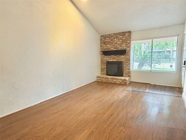 7936 Ellinger Ln in Houston, TX - Building Photo - Building Photo