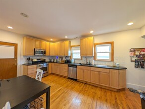 65 Medford St, Unit #2 in Medford, MA - Foto de edificio - Building Photo