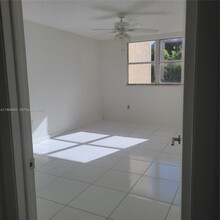 8245 Lake Dr in Doral, FL - Building Photo - Building Photo