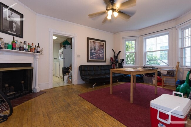 26 Mapleton St, Unit 1 in Boston, MA - Foto de edificio - Building Photo