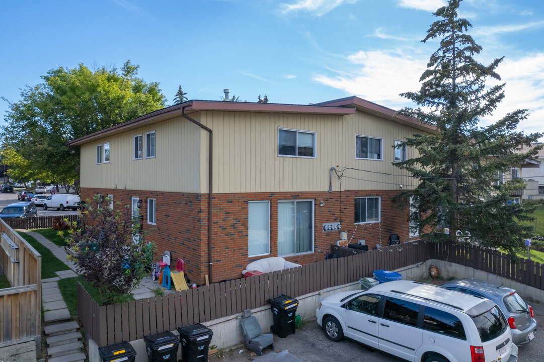 120 Sabrina Way SW in Calgary, AB - Building Photo