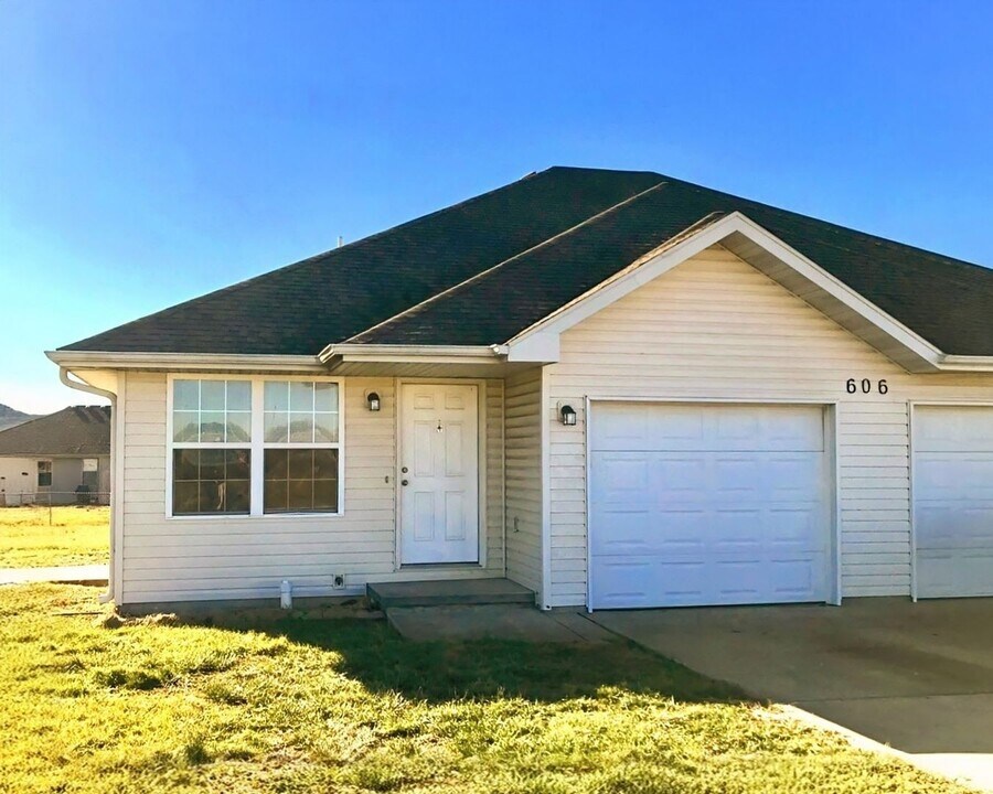 606 W Kimberly Ct in Clever, MO - Building Photo