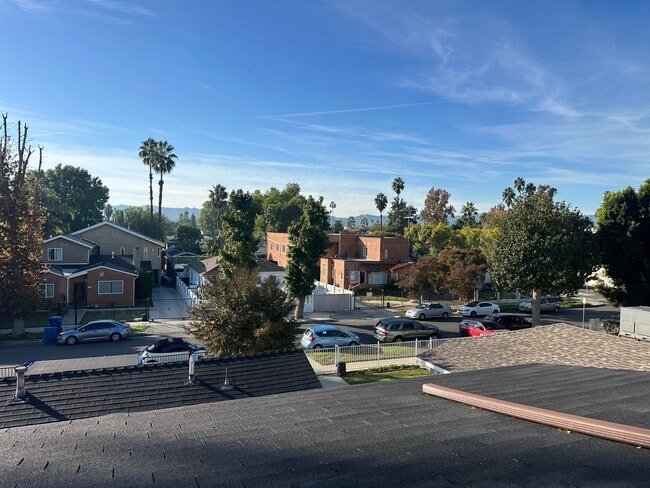 14343 Tiara St, Unit 2 in Van Nuys, CA - Building Photo - Building Photo