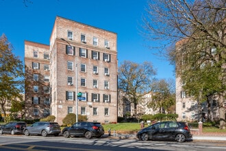 Boulevard Gardens in Woodside, NY - Foto de edificio - Building Photo