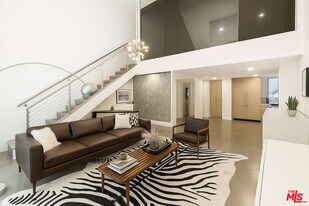 123 Kings Rd in Los Angeles, CA - Building Photo