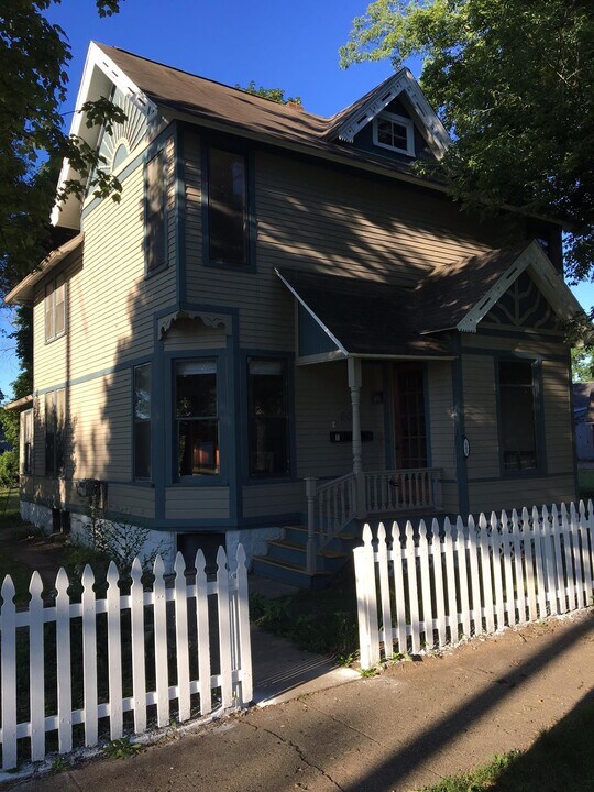 605 W Kalamazoo Ave in Kalamazoo, MI - Building Photo