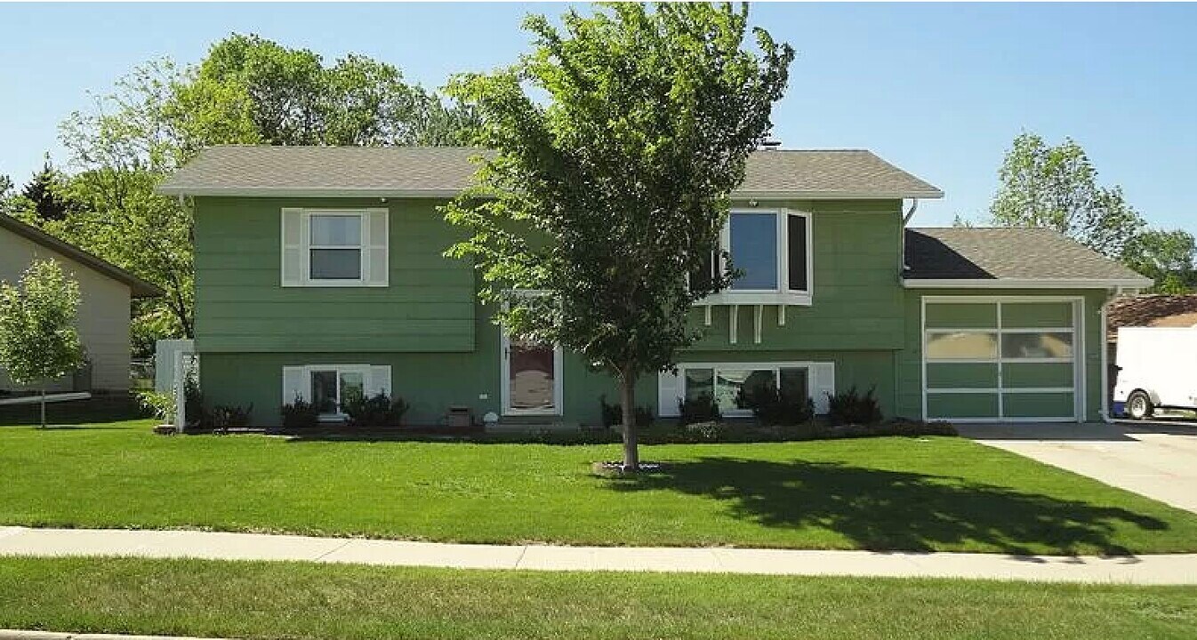 1641 Minuteman Dr in Rapid City, SD - Building Photo