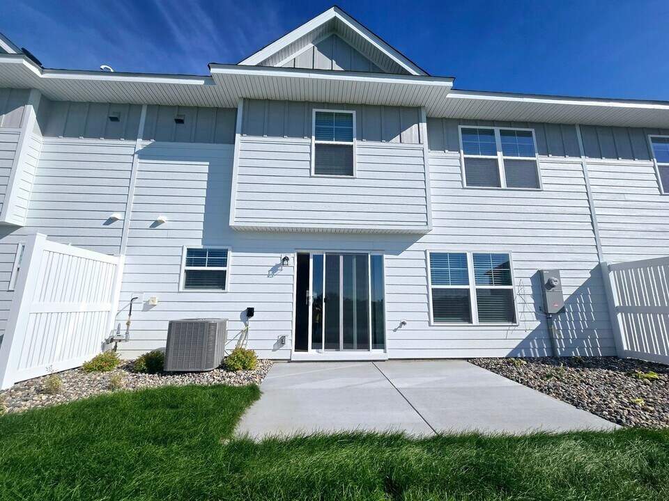 1103 Middlefield Rd in Medina, MN - Building Photo