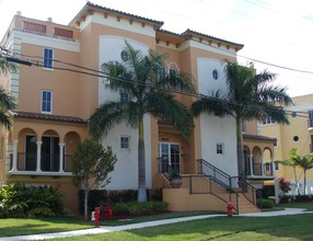 Hemingway Landings Condominiums in Fort Lauderdale, FL - Building Photo - Building Photo