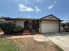 Stever Court-3 bed 2 bath in Culver City cul-de-sac! in Culver City, CA - Building Photo