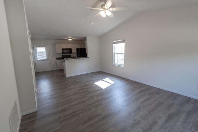 3310 E St Charles Rd in Columbia, MO - Building Photo - Building Photo