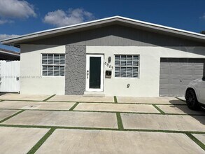 6865 SW 42nd St in Miami, FL - Building Photo - Building Photo
