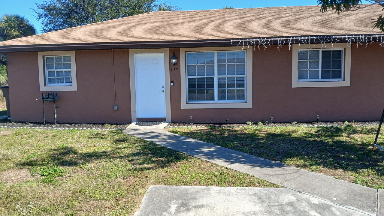 117 Homer Ave S in Lehigh Acres, FL - Foto de edificio