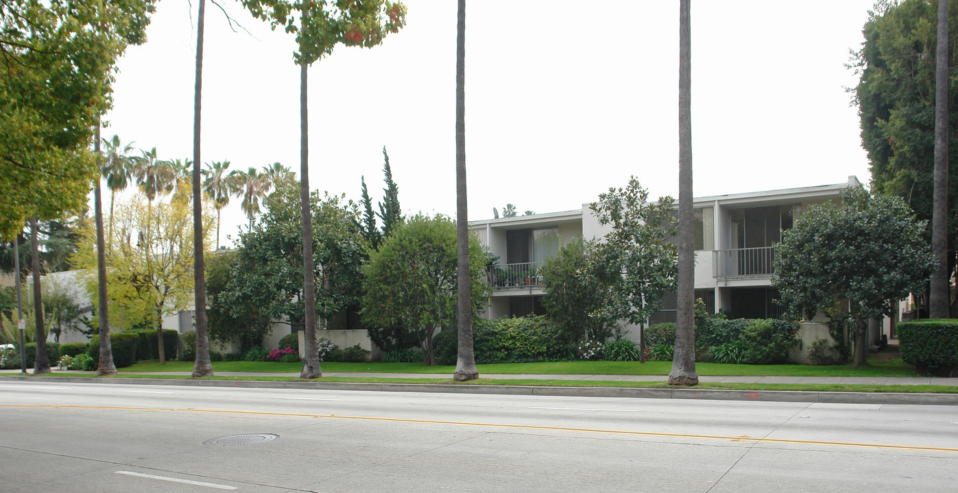 400 California Blvd in Pasadena, CA - Building Photo