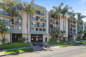 Catalina Gardens in Los Angeles, CA - Building Photo - Building Photo