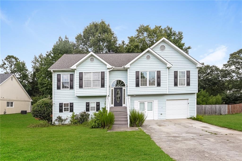 2320 Huntington Dr in Loganville, GA - Building Photo