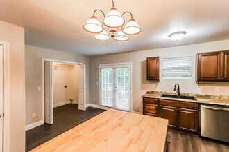 1214 Mill Creek Rd in Warrior, AL - Foto de edificio - Building Photo