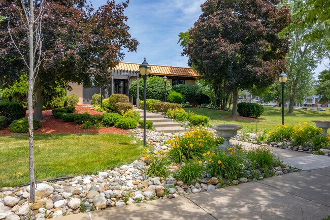 College Towne Apartments in Lansing, MI - Foto de edificio - Building Photo