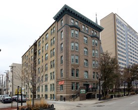 825 W Wisconsin Ave in Milwaukee, WI - Building Photo - Building Photo