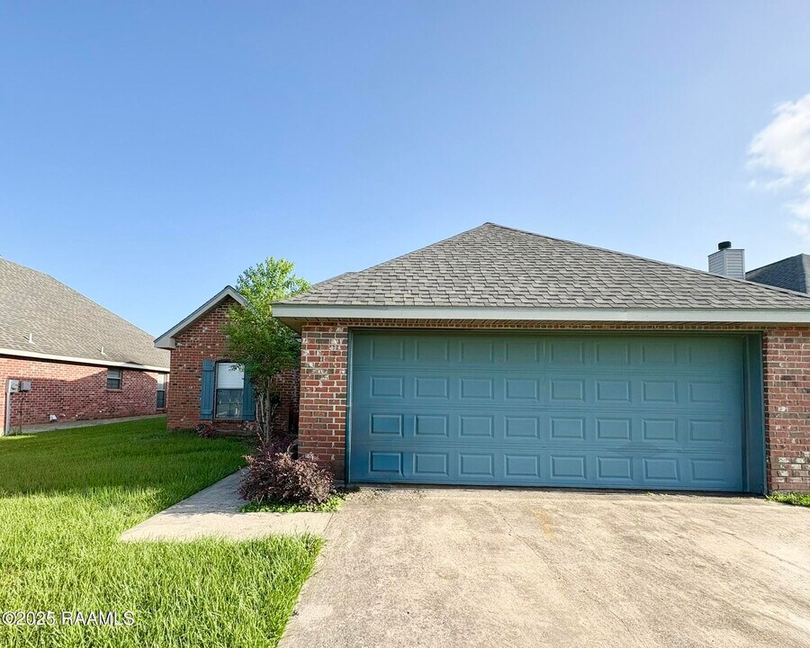 121 Troubadore Dr in Youngsville, LA - Building Photo