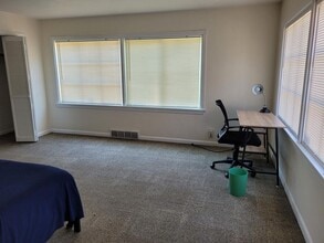 9919 SW Boones Ferry Rd in Portland, OR - Foto de edificio - Building Photo