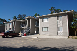 College Courtyard in Niceville, FL - Foto de edificio - Building Photo