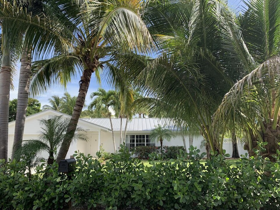 2459 Cardinal Ln in Palm Beach Gardens, FL - Foto de edificio